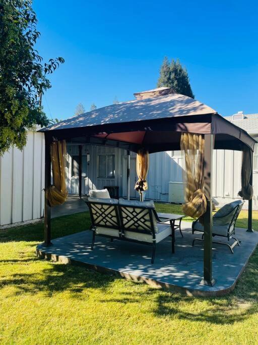 Вилла 5 Beds, 2 Full Baths, W/Gazebo, W/Fenced Backyard Юба-Сити Экстерьер фото